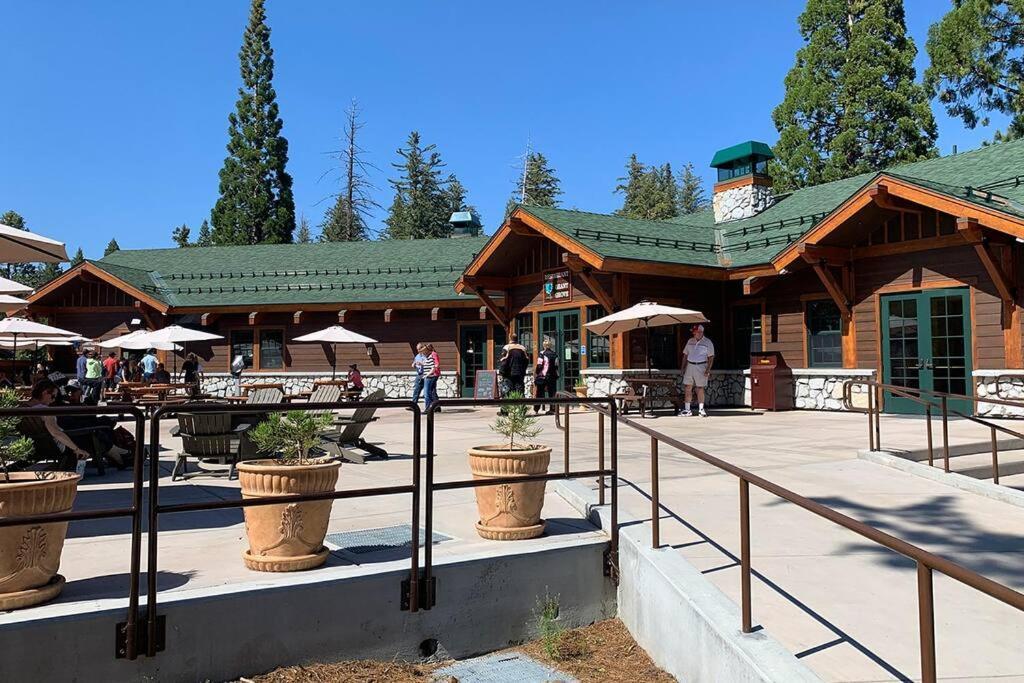 Sequoia Splendor, Inside Kings Canyon Np By Visitors Center Wilsonia Exterior photo
